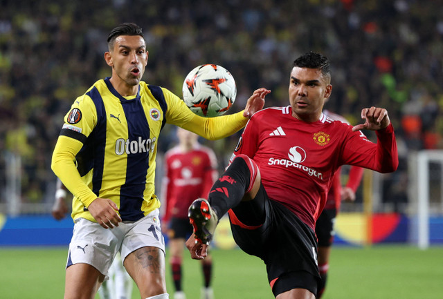 Duel Irfan Can Kahveci dengan Casemiro saat Fenerbahce vs Manchester United dalam matchday ketiga Liga Europa 2024/25 di Sukru Saracoglu Stadium, Turki, pada Jumat (25/10) dini hari WIB. Foto: REUTERS/Murad Sezer