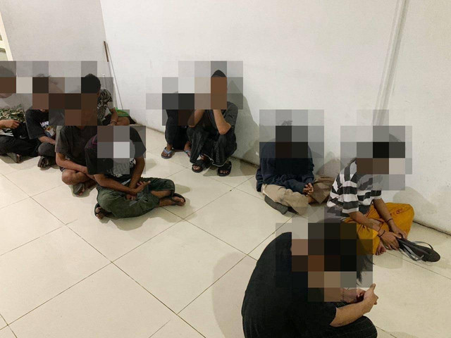 Anak-anak di Surabaya yang terciduk Satpol PP saat pesta miras. Foto: Diskominfo Surabaya