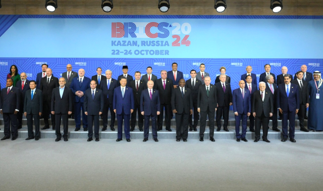 Foto bersama 36 pemimpin negara peserta KTT BRICS 2024 di Rusia, 24/10/2024. Foto: Sergey Bobylev/Photohost agency brics-russia2024.ru