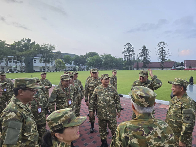 Presiden Prabowo Subianto bersama Menteri, Wakil Menteri, Kepala Badan/Lembaga hingga Utusan Khusus Presiden Kabinet Merah Putih memulai acara Retreat dengan latihan baris berbaris di Akmil, Magelang, Jumat (25/10/2024). Foto: Dok. PCO