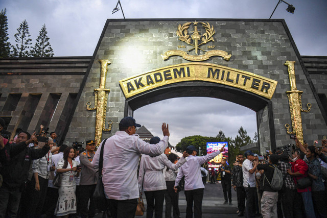 Sejumlah Menteri Kabinet Merah Putih dan Utusan Khusus Presiden berjalan memasuki Akmil untuk mengikuti kegiatan rapat kerja bersama Presiden Prabowo Subianto dan retret Kabinet Merah Putih di Akmil, Magelang, Jawa Tengah, Jumat (25/10/2024). Foto: Muhammad Adimaja/ANTARA FOTO