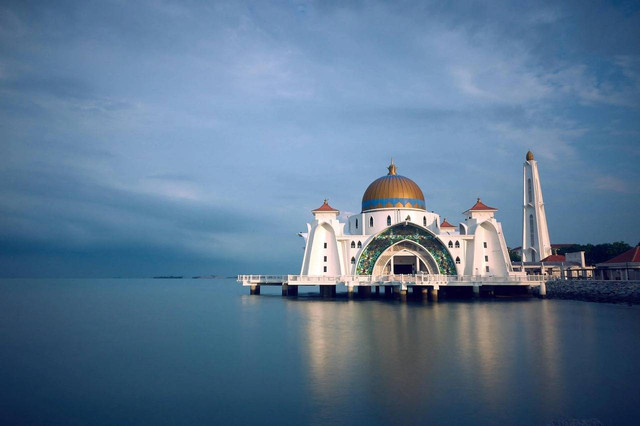 Foto oleh Indra Gunawan dari Pexels: https://www.pexels.com/id-id/foto/masjid-putih-dan-coklat-di-samping-perairan-398154/