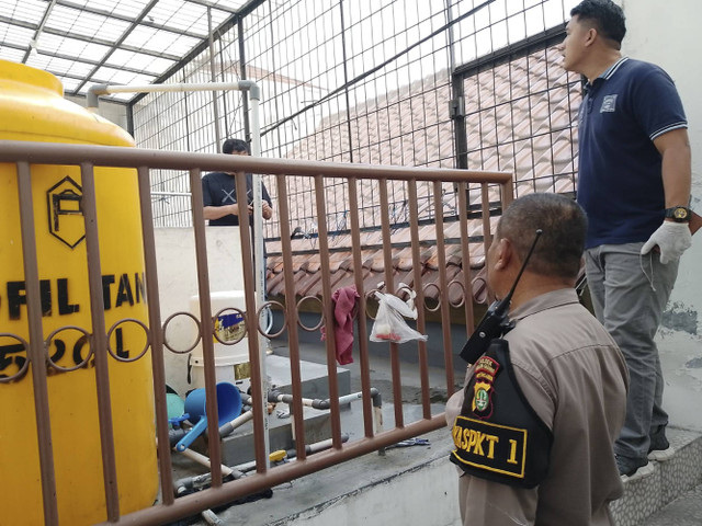 Olah TKP mayat wanita dalam toren di Kelapa Gading, Jakarta Utara. Foto: Dok. Istimewa