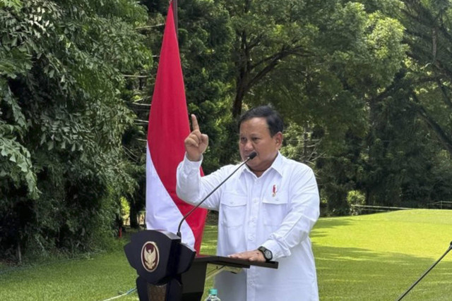 Presiden Prabowo Subianto menyampaikan paparannya saat retreat Kabinet Merah Putih di Akademi Militer Magelang, Jawa Tengah, Jumat (25/10/2024). Foto: instagram/ @zitaanjani