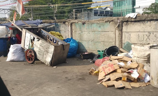 gambar rumah pemulung yang sangat dekat dengan sampah (sumber pribadi)