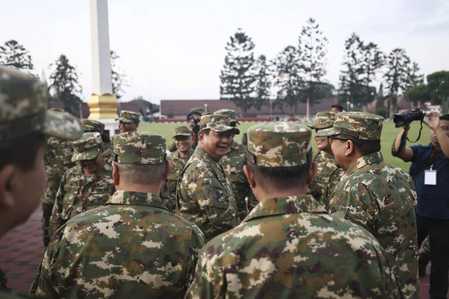 Presiden Prabowo Subianto bersama Menteri, Wakil Menteri, Kepala Badan/Lembaga hingga Utusan Khusus Presiden mengikuti retreat Kabinet Merah Putih di Akademi Militer Magelang, Jawa Tengah, Jumat (25/10/2024). Foto: Dok. Istimewa