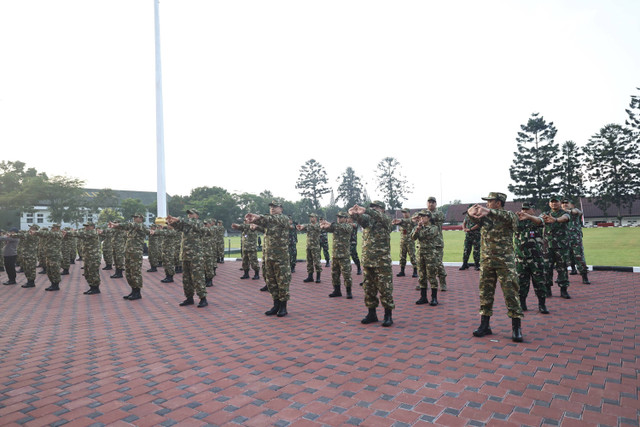 Sejumlah Menteri, Wakil Menteri, Kepala Badan/Lembaga hingga Utusan Khusus Presiden mengikuti senam saat retreat Kabinet Merah Putih di Akademi Militer Magelang, Jawa Tengah, Jumat (25/10/2024). Foto: Dok. Istimewa