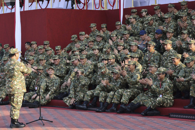 Presiden Prabowo Subianto bersama Menteri, Wakil Menteri, Kepala Badan/Lembaga hingga Utusan Khusus Presiden mengikuti retreat Kabinet Merah Putih di Akademi Militer Magelang, Jawa Tengah, Jumat (25/10/2024). Foto: Dok. Istimewa