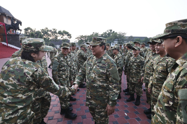 Presiden Prabowo Subianto bersama Menteri, Wakil Menteri, Kepala Badan/Lembaga hingga Utusan Khusus Presiden mengikuti retreat Kabinet Merah Putih di Akademi Militer Magelang, Jawa Tengah, Jumat (25/10/2024). Foto: Dok. Istimewa