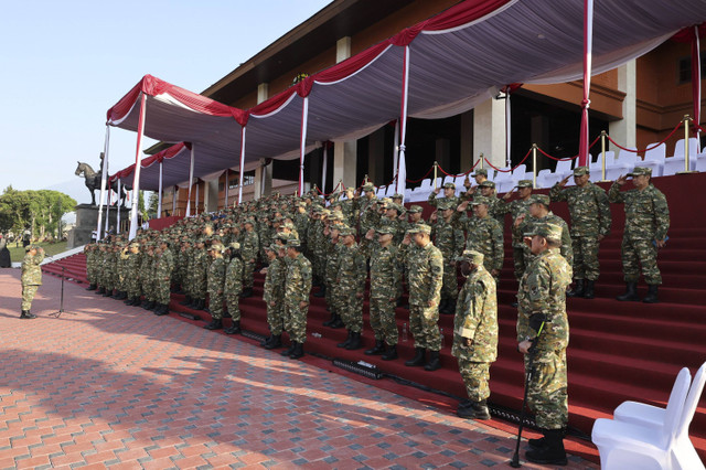 Presiden Prabowo Subianto bersama Menteri, Wakil Menteri, Kepala Badan/Lembaga hingga Utusan Khusus Presiden mengikuti retreat Kabinet Merah Putih di Akademi Militer Magelang, Jawa Tengah, Jumat (25/10/2024). Foto: Dok. Istimewa