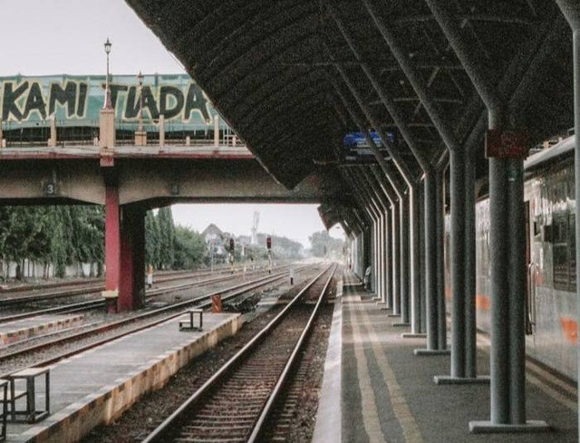 Fakta Stasiun Pondok Rajeg. Foto hanyalah ilustrasi bukan tempat sebenarnya. Sumber: Unsplash/yoyo Hins Itta