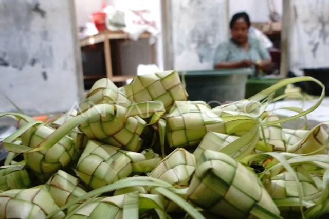 Tradisi Lebaran Ketupat: simbol kebersamaan dari masyarakat Jawa | sumber foto: ANTARA FOTO/Syaiful Arif/Spt.