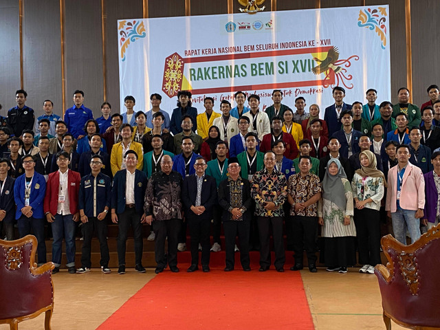 Didi Haryono saat berfoto bersama peserta Rakernas BEM SI ke-XVII di Polnep. Foto: Yulia Ramadhiyanti/Hi!Pontianak