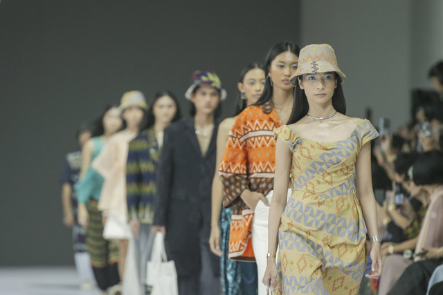 Peragaan busana Cita Tenun Indonesia x fbudi bertajuk Dialektika di Jakarta Fashion Week 2025. Foto: dok. Jakarta Fashion Week