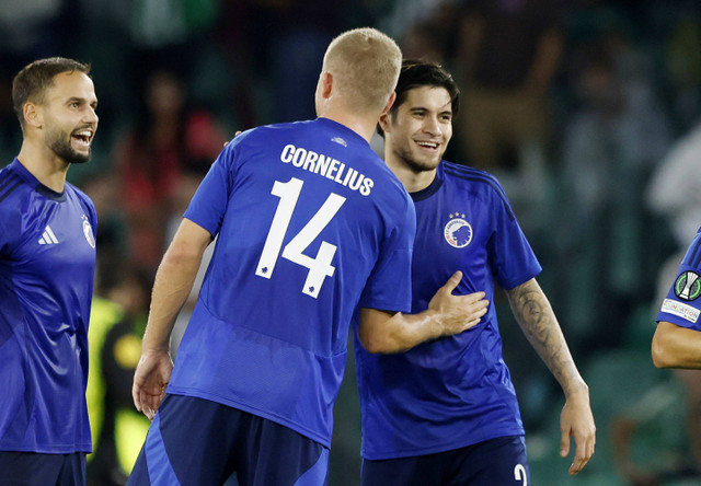 Pemain FC Copenhagen Kevin Diks berselebrasi bersama rekan setimnya usai mencetak gol pertama mereka dari titik penalti. Foto: Marcelo Del Pozo/Reuters