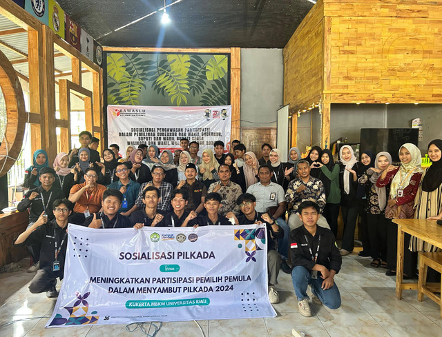 Foto Bersama Dengan Bawaslu Kabupaten Siak dan Panwaslu Pusako serta Peserta Sosialisasi 