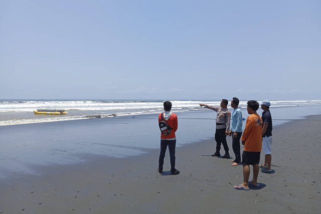 Banana Boat modifikasi yang ditumpangi pegawai KPK hingga KKP terbalik di Jembrana, Bali.  Foto: Dok. Istimewa