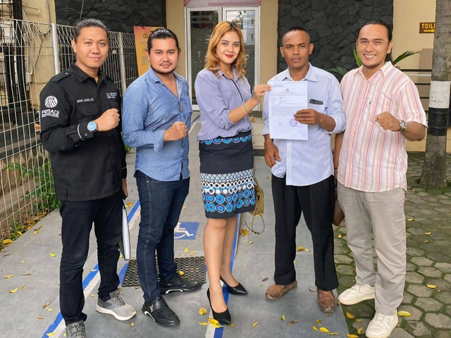 Juminto bersama tim kuasa hukum usai melaporkan penggelapan surat tanah di SPKT Polda Sumsel, Foto : Ist