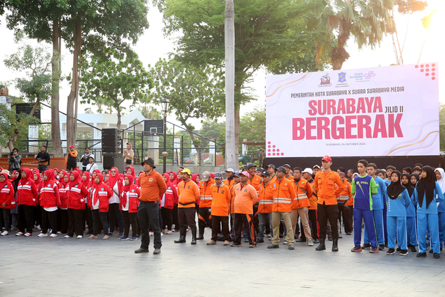 Pemkot Surabaya meluncurkan gerakan "Surabaya Bergerak" Jilid II dalam mengajak masyarakat bergotong-royong menjaga kebersihan lingkungan. Foto: Dok. Istimewa