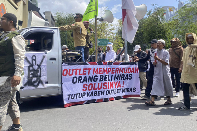 Massa yang tergabung dalam Forum Ukhuwah Islamiyah (FUI) DIY menggelar aksi long march serta datangi kantor Gubernur dan DPRD untuk serukan penolakan terhadap miras. Foto: Dok. Pandangan Jogja