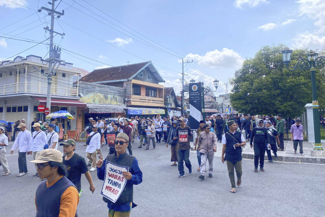 Massa yang tergabung dalam Forum Ukhuwah Islamiyah (FUI) DIY menggelar aksi long march serta datangi kantor Gubernur dan DPRD untuk serukan penolakan terhadap miras. Foto: Dok. Pandangan Jogja