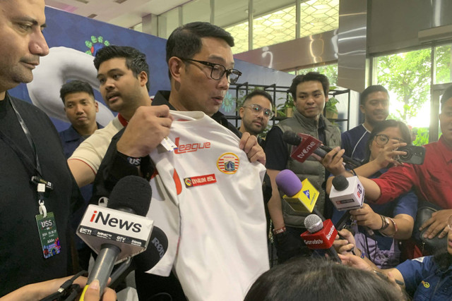 Calon Gubernur Jakarta Ridwan Kamil pamer baju Persija di Event USS, Jakarta Convention Center, Jakarta Pusat, Jumat (25/10/2024).  Foto: Alya Zahra/kumparan 