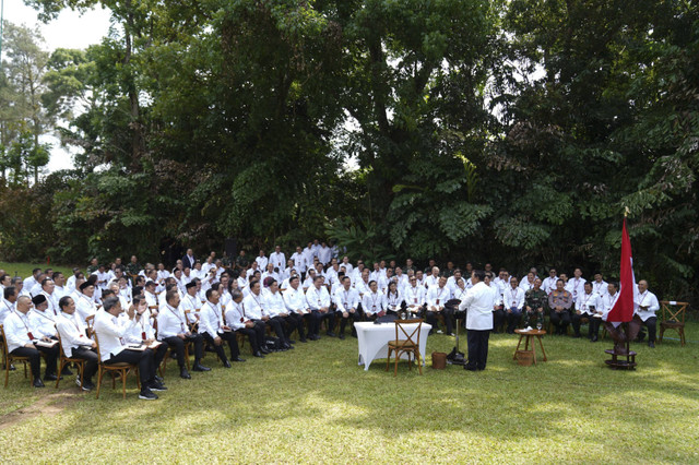 Presiden Prabowo Subianto memberikan pengarahan di Reatreat Kabinet Merah Putih di kawasan Akmil, Magelang, Jawa Tengah, Jumat (25/10/2024). Foto: Dok. Tim Media Prabowo Subianto