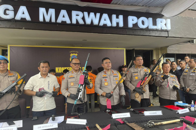 Kapolda Sumut Irjen Pol Whisnu Hermawan Februanto dan Kapolrestabes Medan Kombes Pol Gidion Setyawan merilis kasus bentrok di Desa Amplas, Deli Serdang, Sumut. Foto: Tri Vosa Fabiola Ginting/kumparan