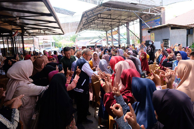 Calon Gubernur Kalbar nomor urut 1, Sutarmidji silaturahmi dialogis dengan ratusan emak-emak di Kubu Raya (Foto: Dok, Tim Media Midji-Didi