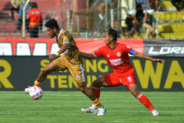 Pesepak bola Semen Padang FC Rosad Setiawan (kanan) berebut bola dengan pemain Dewa United Ricky Kambuaya (kiri), pada lanjutan pertandingan BRI Liga 1 di Stadion GOR H Agus Salim Padang, Jumat (25/10/2024). Foto: Iggoy el Fitra/ANTARA FOTO 