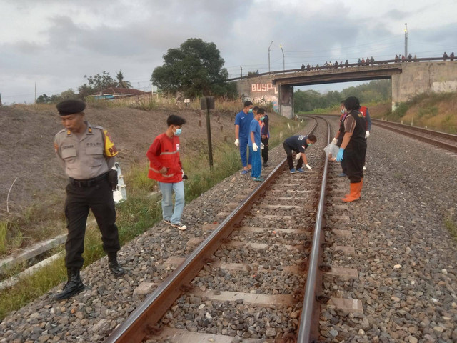 Petugas mengevakuasi jenazah korban yang tertemper kereta api di Kulon Progo, Jumat (25/10). Foto: Polres Kulon Progo