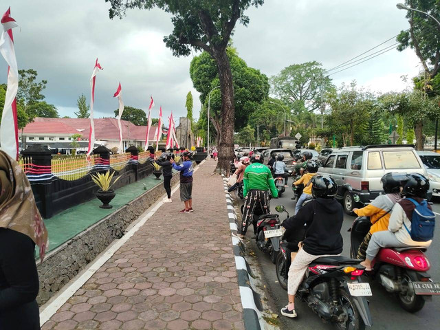 Warga menonton kegiatan para menteri di Akmil dari pinggir Jalan Jenderal Gatot Soebroto, Magelang, Jumat (25/10). Foto: Arfiansyah Panji Purnandaru/kumparan