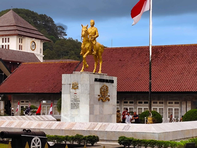 Sejumlah menteri tampak berselfie di patung Jenderal Soedirman berkuda di Akmil Magelang sebelum mengikuti parade senja, Jumat (25/10/2014). Foto: Panji/kumparan