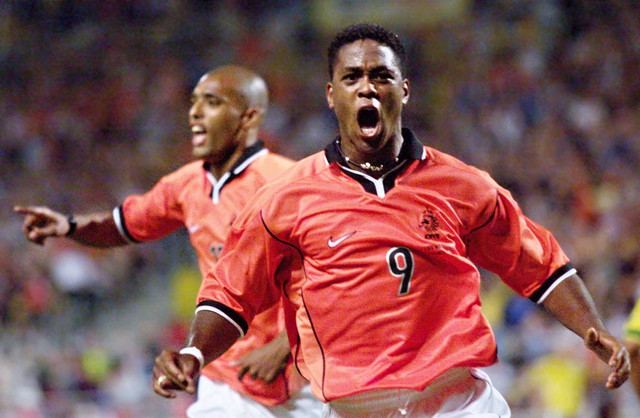 Patrick Kluivert (kanan) dan Pierre Van Hooijdonk merayakan gol dalam pertandingan semifinal Piala Dunia 1998 melawan Brasil, 7 Juli di Stade Velodrome, Marseille, Prancis. Foto: DANIEL GARCIA / AFP