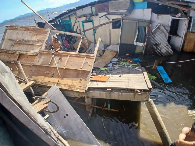 Dua rumah warga roboh akibat ombak besar yang disertai angin kencang di Jalan Julung Skip, Kecamatan Bumi Waras, Kota Bandar Lampung. | Foto: istimewa