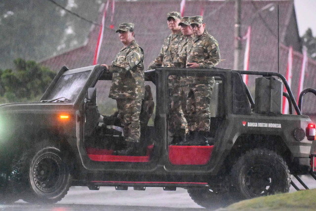 Presiden Prabowo Subianto melakukan inspeksi pasukan dalam Parade Senja di Lapangan Pancasila, Akademi Militer, Magelang, Jawa Tengah, Jumat (25/10/2024). Foto: Muhammad Adimaja/ANTARA FOTO
