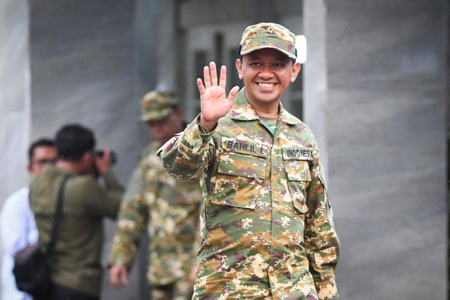 Menteri ESDM Bahlil Lahadalia melambaikan tangan sebelum Parade Senja di Lapangan Pancasila, Akademi Militer, Magelang, Jawa Tengah, Jumat (25/10/2024). Foto: Muhammad Adimaja/ANTARA FOTO