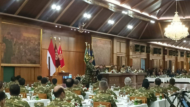 Para Menteri, Wakil Menteri, Kepala Badan, Utusan Khusus, hingga Penasihat Khusus Presiden mengikuti gala dinner di Akademi Militer, Magelang, Jumat (25/10) malam.
 Foto: Zamachsyari/kumparan