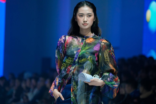 Peragaan model yang menampilkan produk terbaru, Philips Handheld Steamer 5000Series di Jakarta Fashion Week 2025 yang merupakan kolaborasi antara Philips dengandesainer-desainer ternama ANW, K.A.L.A Studio, Suedeson, dan Sonderlab. Foto: Philips