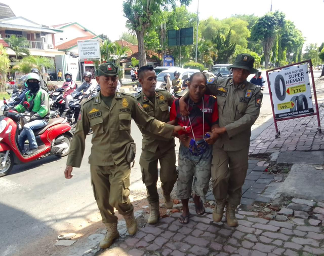 Satpol PP Jember dalam razia penyandang masalah kesejahteraan sosial (PMKS) pada Kamis (24/10/2024). Foto: Dok. Istimewa