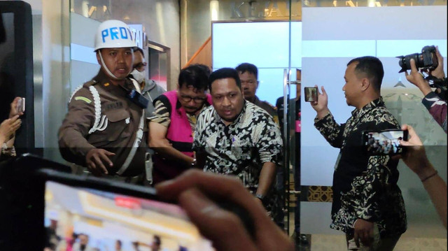 Tersangka kasus dugaan pemufakatan jahat vonis Ronald Tannur, Zarof Ricar (rompi merah muda) digiring petugas di Kejaksaan Agung, Jakarta, Jumat (25/10/2024). Foto: Jonathan Devin/kumparan