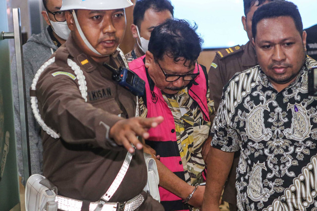 Zarof Ricar (tengah) berjalan menuju mobil tahanan usai diperiksa Kejaksaan Agung, Jakarta, Jumat (25/10/2024). Foto: Asprilla Dwi Adha/ANTARA FOTO