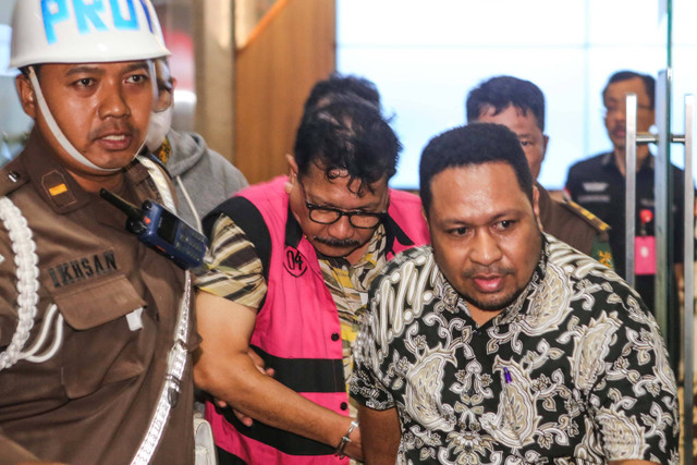 Tersangka mantan pejabat MA, Zarof Ricar (tengah) berjalan menuju mobil tahanan usai diperiksa di Kejaksaan Agung, Jakarta, Jumat (25/10/2024). Foto: Asprilla Dwi Adha/ANTARA FOTO