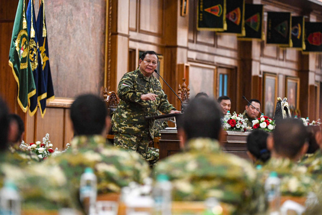 Presiden Prabowo Subianto memberikan pembekalan pada kegiatan rapat kerja dan retret Kabinet Merah Putih 2024-2029 di Ruang Makan Husein Taruna Akademi Militer, Magelang, Jawa Tengah, Jumat (25/10/2024). Foto: Muhammad Adimaja/ANTARA FOTO