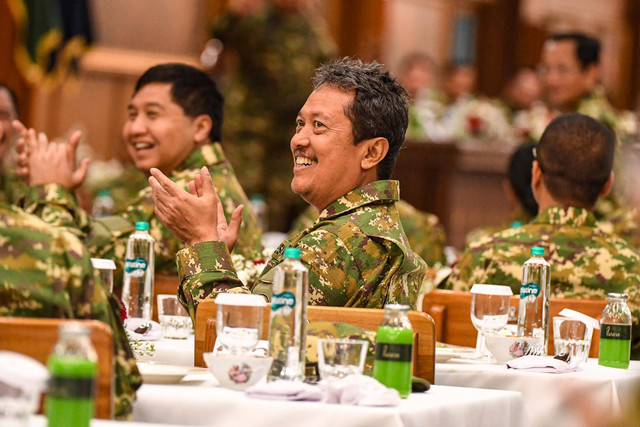 Menteri KKP Sakti Wahyu Trenggono (kanan) mengikuti pembekalan dan makan malam di Ruang Makan Husein Taruna Akademi Militer, Magelang, Jawa Tengah, Jumat (25/10/2024). Foto: Muhammad Adimaja/ANTARA FOTO