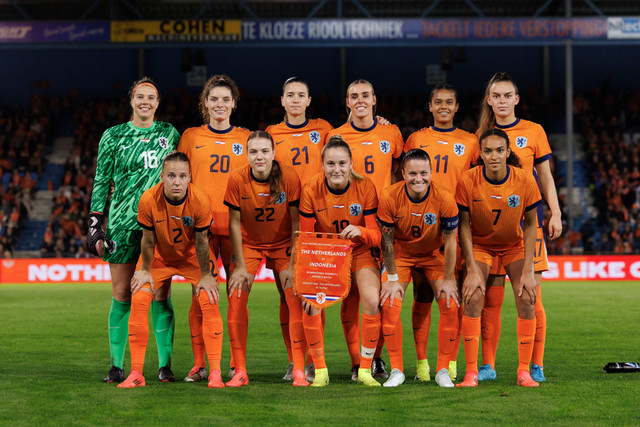 Timnas Wanita Belanda sebelum menjamu Indonesia di Stadion De Vijverberg, Sabtu (26/10).  Foto: X @oranjevrouwen