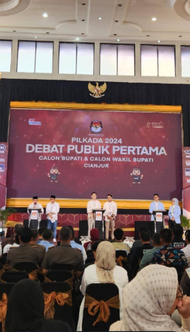 Debat perdana pasangan Calon Bupati dan Wakil Bupati Cianjur digelar di Hotel Sutan Raja, Kabupaten Bandung, pada Jumat (25/10/2024). Foto: istimewa