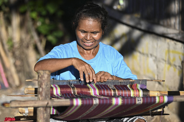 Eks PMI bermasalah di Malaysia, Regina Siki menenun kain tradisional di Sasi, Kefamenanu. Foto: Aditya Pradana Putra/ANTARA FOTO