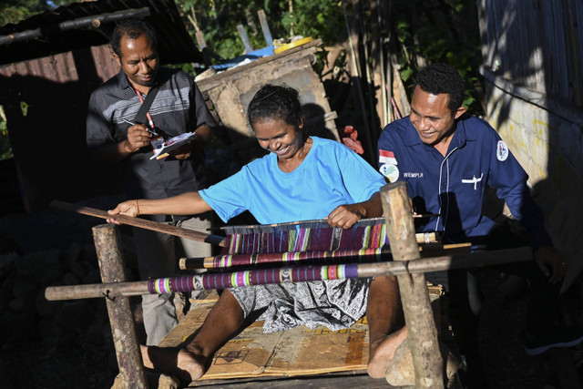 Petugas Sentra Efata UPT Kemensos melakukan pendampingan bagi eks PMI bermasalah di Malaysia, Regina Siki (tengah) saat menenun kain tradisional di Sasi, Kefamenanu. Foto: Aditya Pradana Putra/ANTARA FOTO