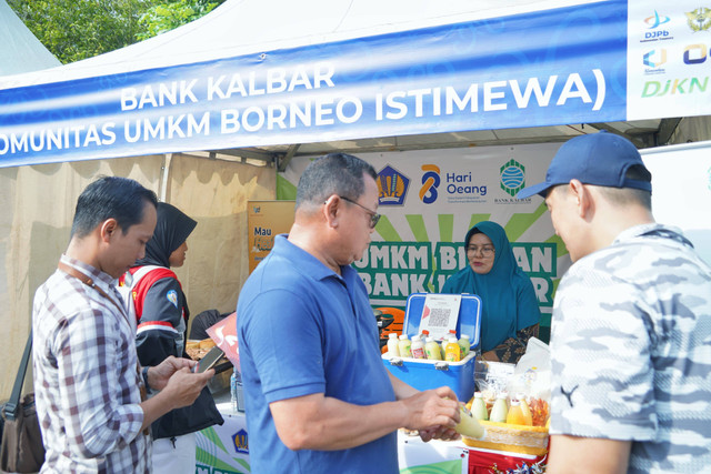 Dirut Bank Kalbar, Rokidi saat mengunjungi stand UMKM binaan Bank Kalbar. Foto: Dok. Bank Kalbar